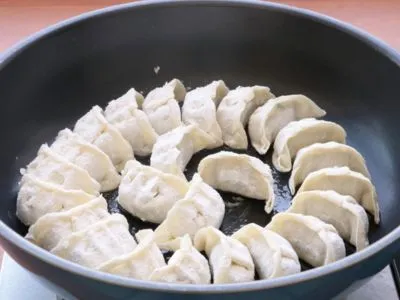餃子を並べる