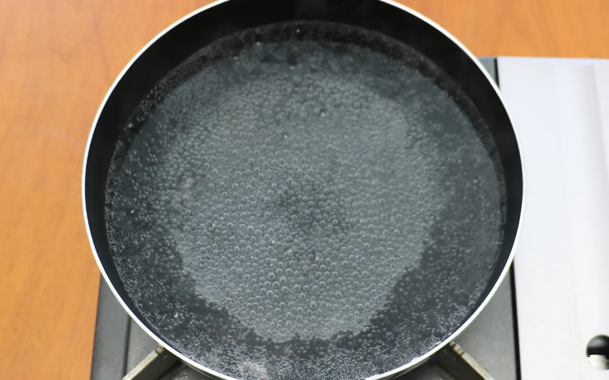 フライパンに水を入れる